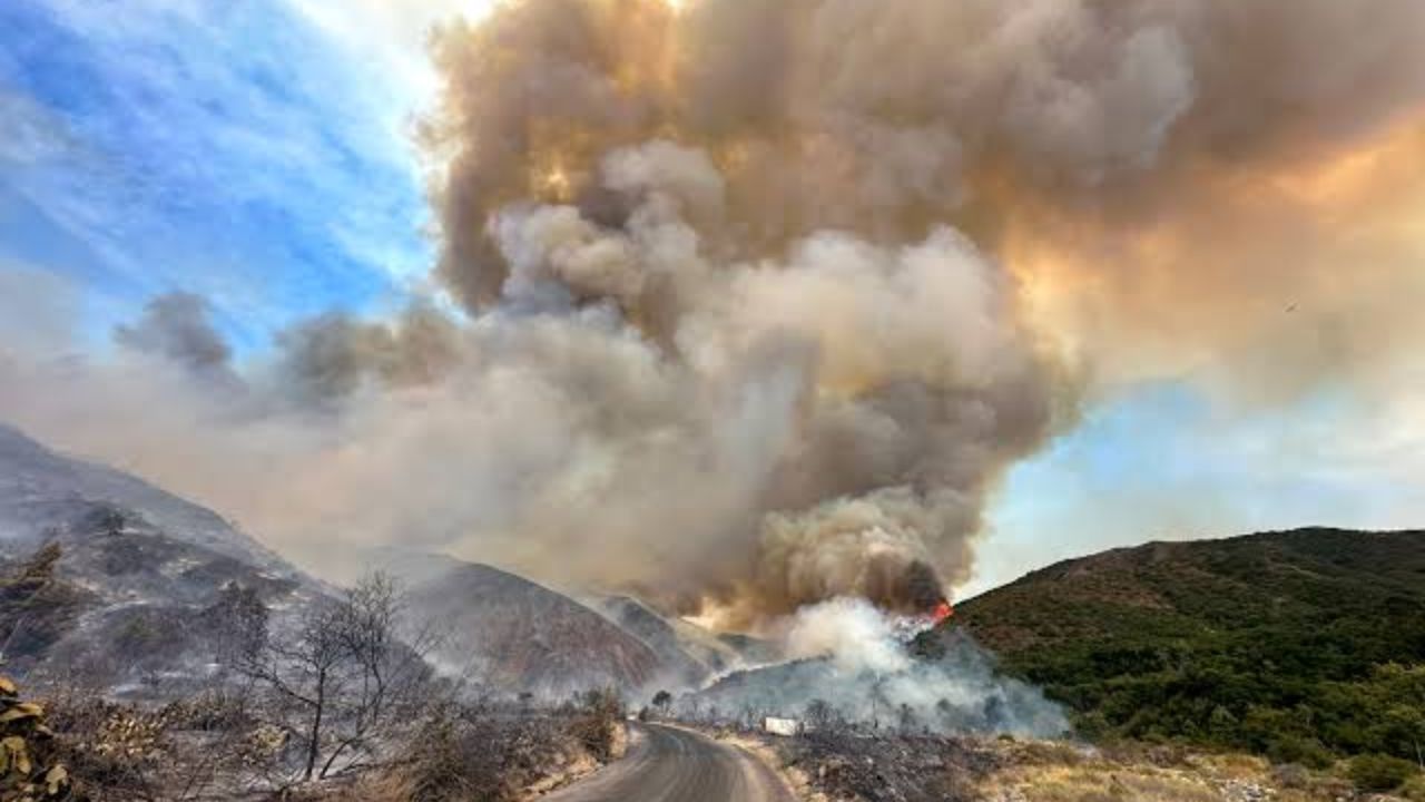Fast-Moving Bouquet Fire Scorches 1,048 Acres Near Santa Clarita as Evacuation Orders Remain in Effect