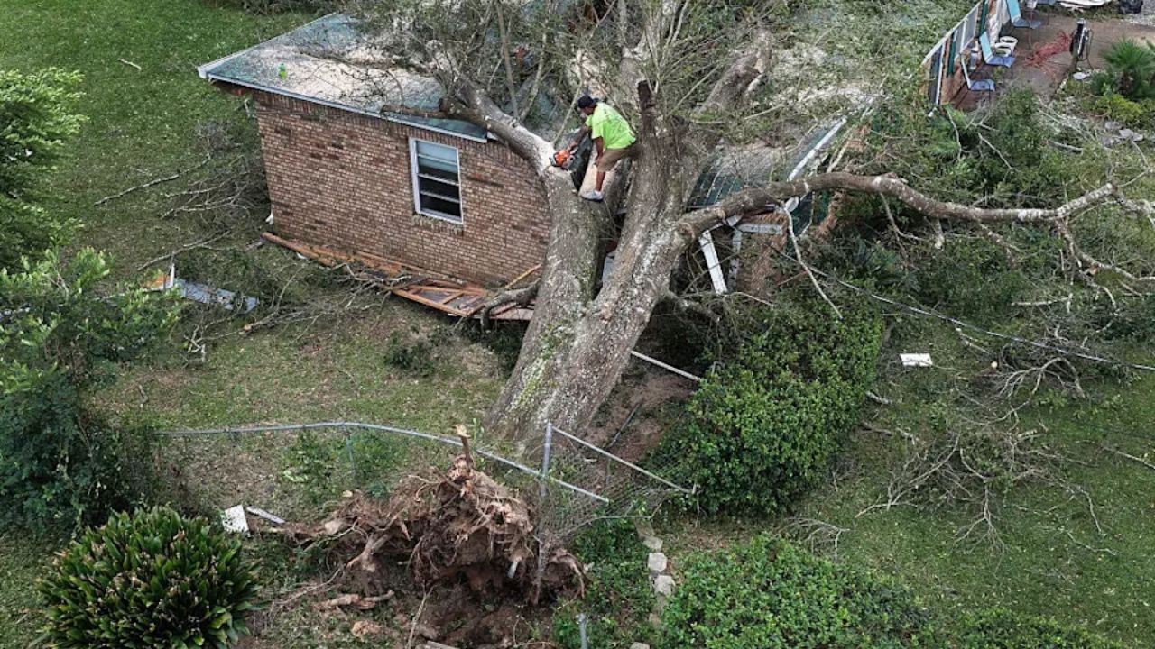 Florida Hurricane Isaias Death Toll Climbs to Six After Two More Storm-Related Deaths as Cleanup Continues
